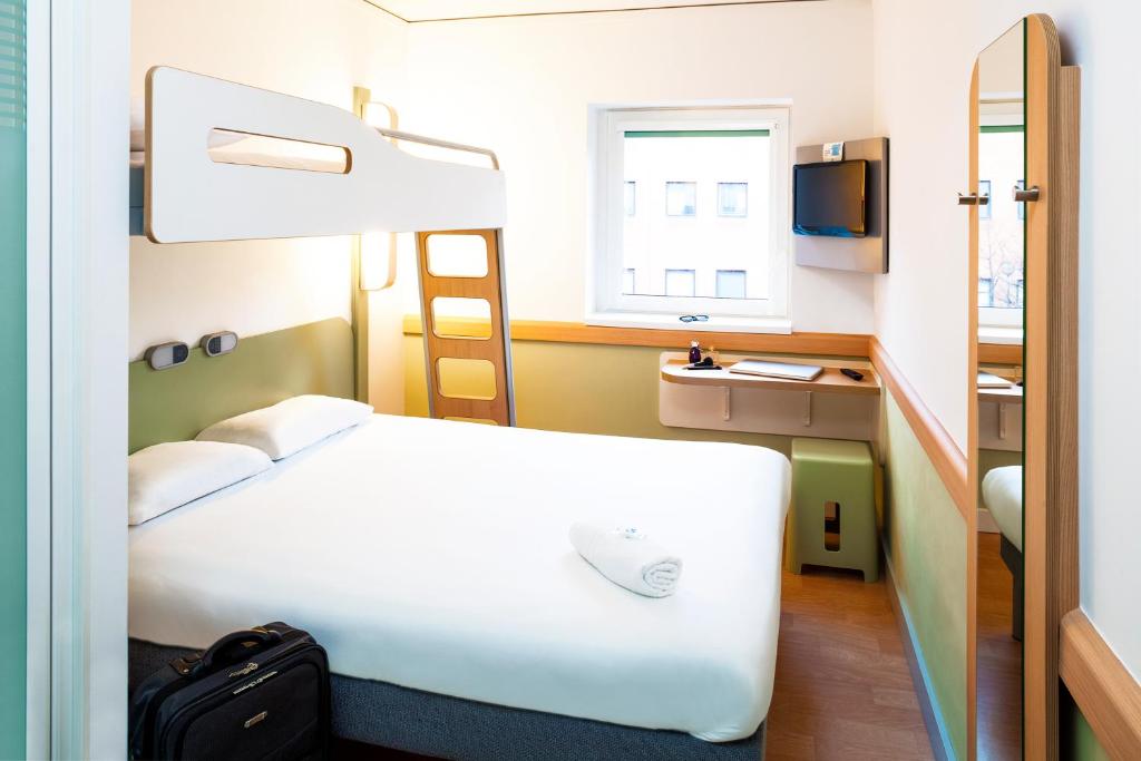 Postel nebo postele na pokoji v ubytování ibis budget Hotel Edinburgh Park