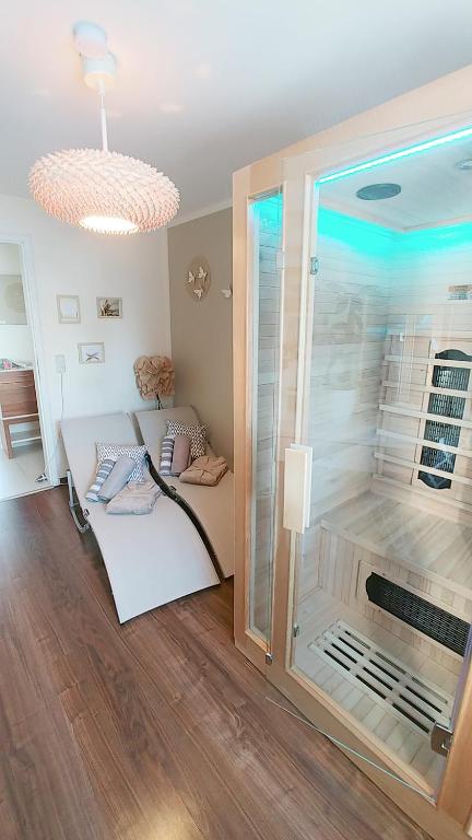 a room with a shower with a glass door at Wohlfühlzeit im Zittauer Gebirge in Zittau