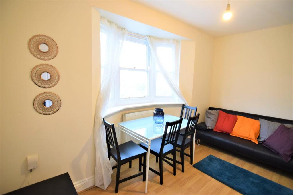 3 bedroom flat NEXT TO BRIGHOTON LEWES ROAD