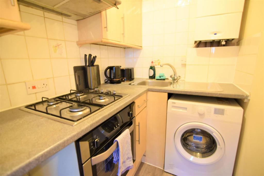 3 bedroom flat NEXT TO BRIGHOTON LEWES ROAD