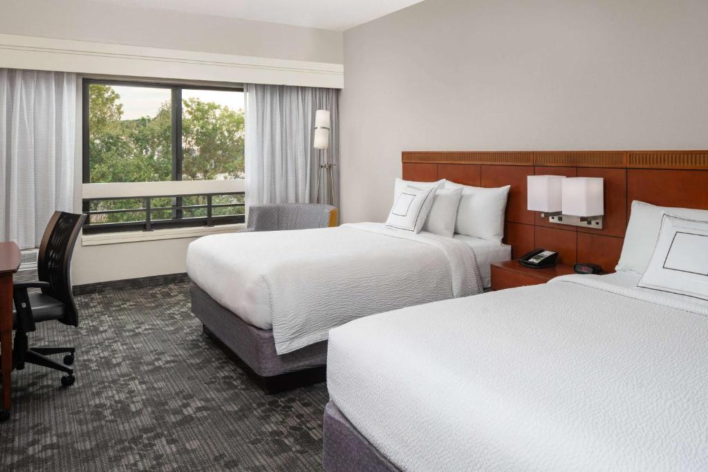 Postel nebo postele na pokoji v ubytování Sonesta Select Miami Lakes