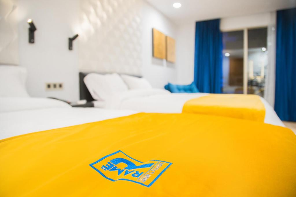 Postel nebo postele na pokoji v ubytování Ramë Hotel Boutique