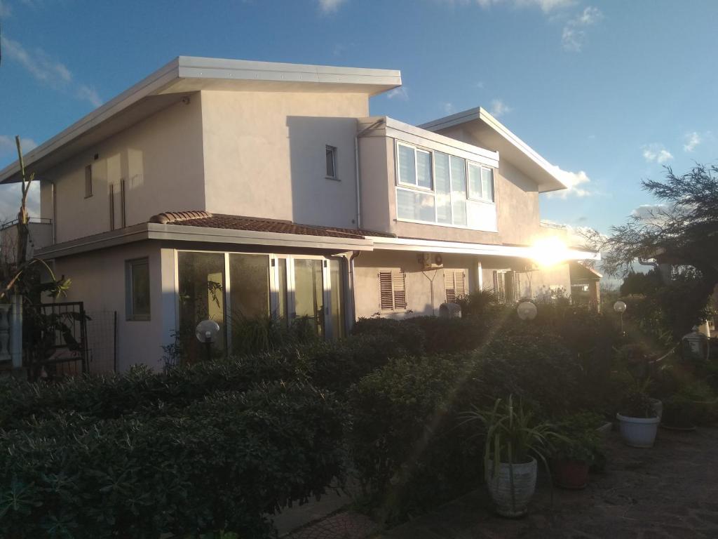 una casa bianca con il sole che splende sopra di B&B Casa Dany a Ricadi