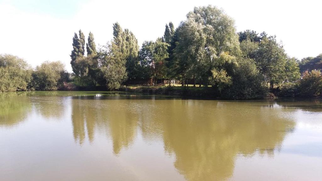 Výhled na řeku, která protéká v blízkosti prázdninového domu