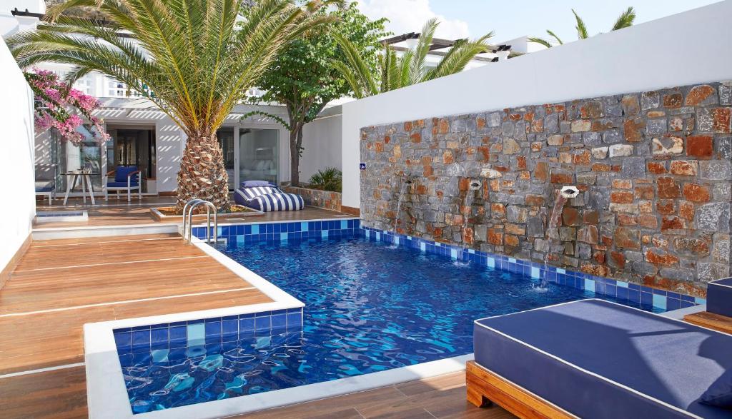 Bazén v ubytovaní Minos Imperial Luxury Beach Resort & Spa Milatos alebo v jeho blízkosti