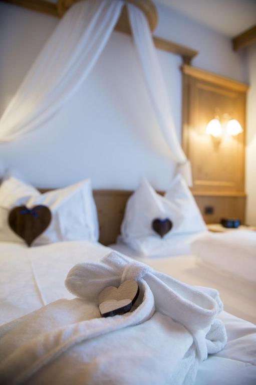 Hotel COSMEA 4 Stars - Your Honeymoon & Dolomites experienceにあるベッド