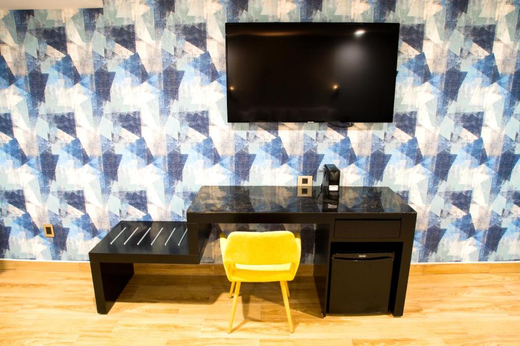 TV a/nebo společenská místnost v ubytování Ramë Hotel Boutique
