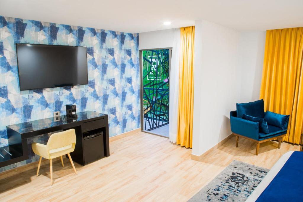 TV a/nebo společenská místnost v ubytování Ramë Hotel Boutique