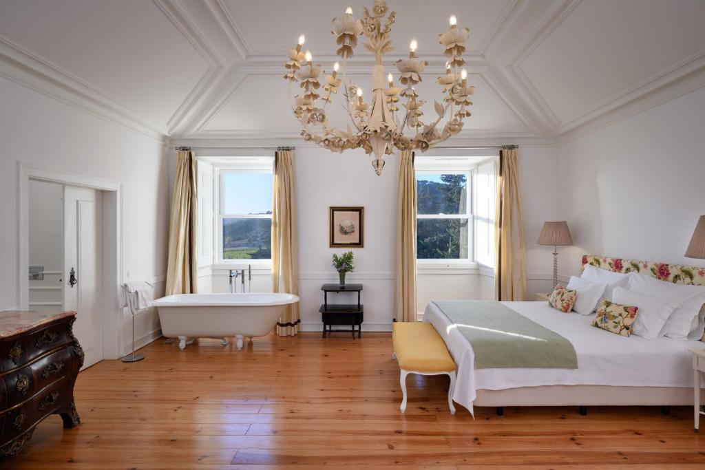 Кровать или кровати в номере Hotel Casa Palmela - Small Luxury Hotels of The World, Hotel & Villas