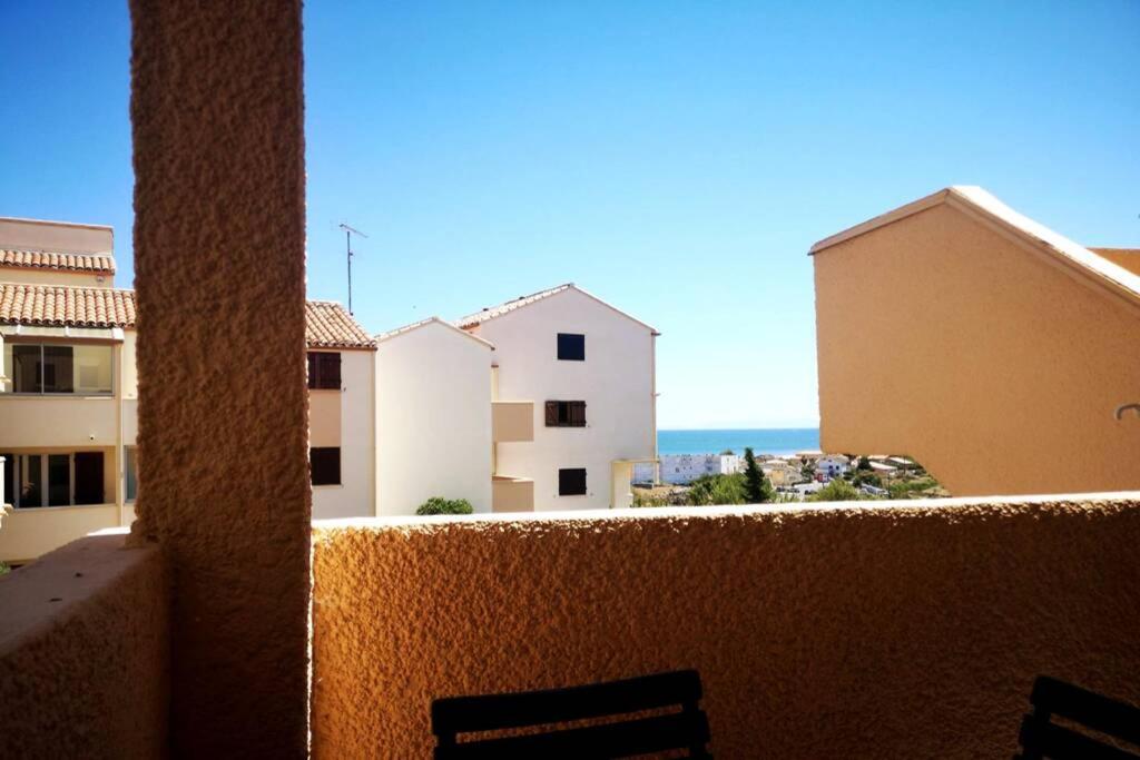 widok na ocean z balkonu budynku w obiekcie Appartement calme Entre Terre et Mer proche plage w mieście Fleury
