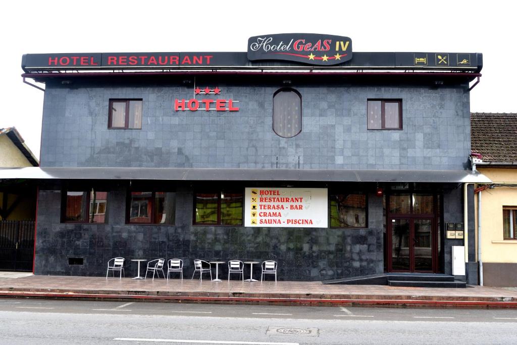 een restaurant met stoelen buiten het hotel bij Hotel GeAS IV in Caransebeş