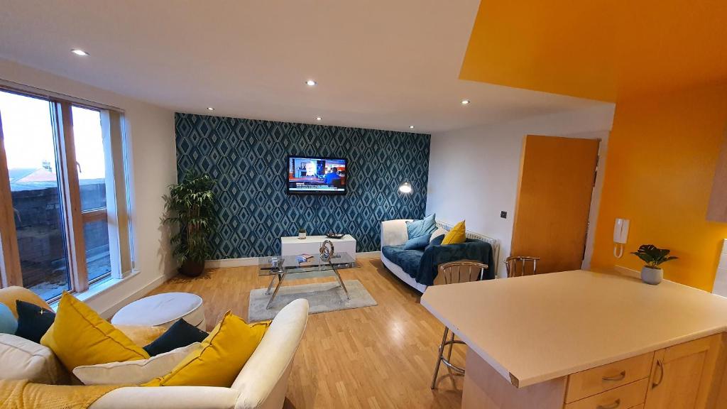 Canal Side Luxury Penthouse 2-Bed Apartment
