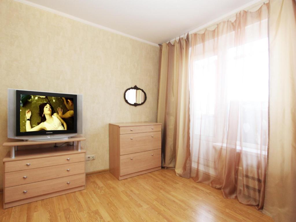 Uma TV ou centro de entretenimento em ApartLux Andropova Prospect