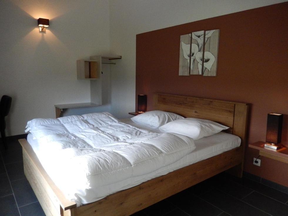 Postel nebo postele na pokoji v ubytování Gîte du Moulin - Rose