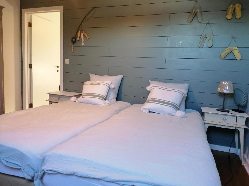 2 nebeneinander sitzende Betten in einem Schlafzimmer in der Unterkunft L'autre rive de la Tourelle in Ways
