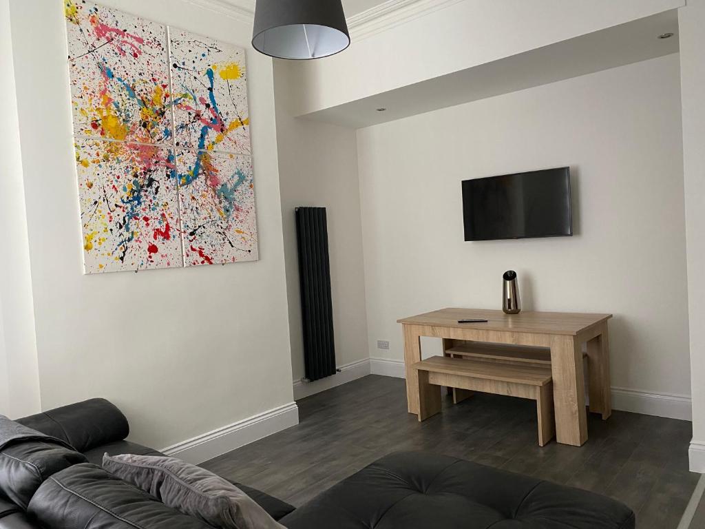 uma sala de estar com um sofá e uma mesa em Apex Living NE - Beachville House II 4 Beds FREE PARKING em Sunderland
