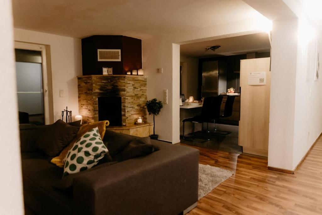 薩爾路易的住宿－Monteurzimmer Pavan M1-KEINE Ferienwohnung，带沙发和壁炉的客厅