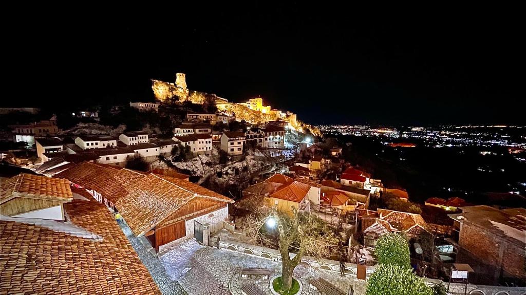 Nespecifikovaný výhled na destinaci Krujë nebo výhled na město při pohledu z hotelu