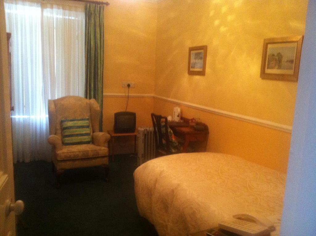 Uma cama ou camas num quarto em Ivyleigh House