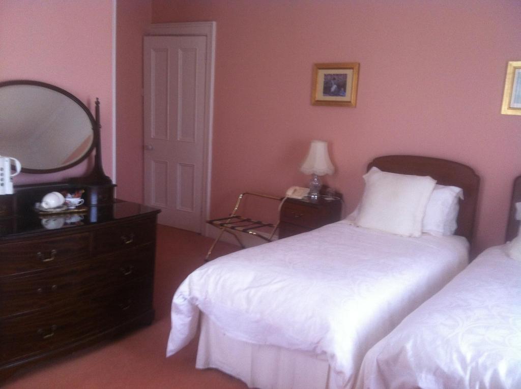 Uma cama ou camas num quarto em Ivyleigh House