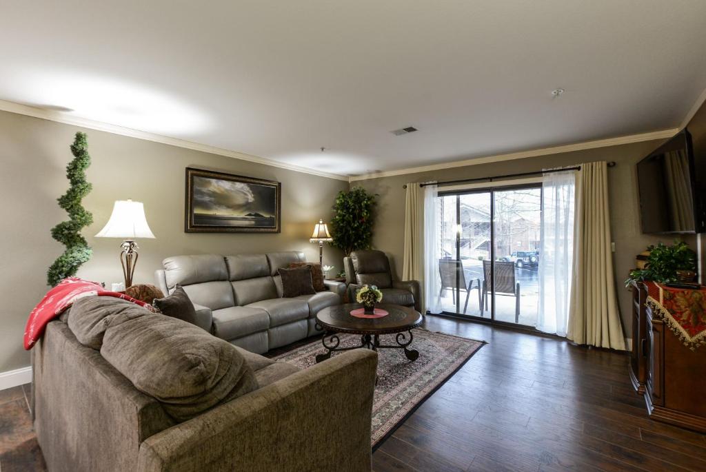 Luxury Condos at Thousand Hills - Heart of Branson - Beautifully remodeled - Spacious and Affordable - Apartamento De Dos Dormitorios