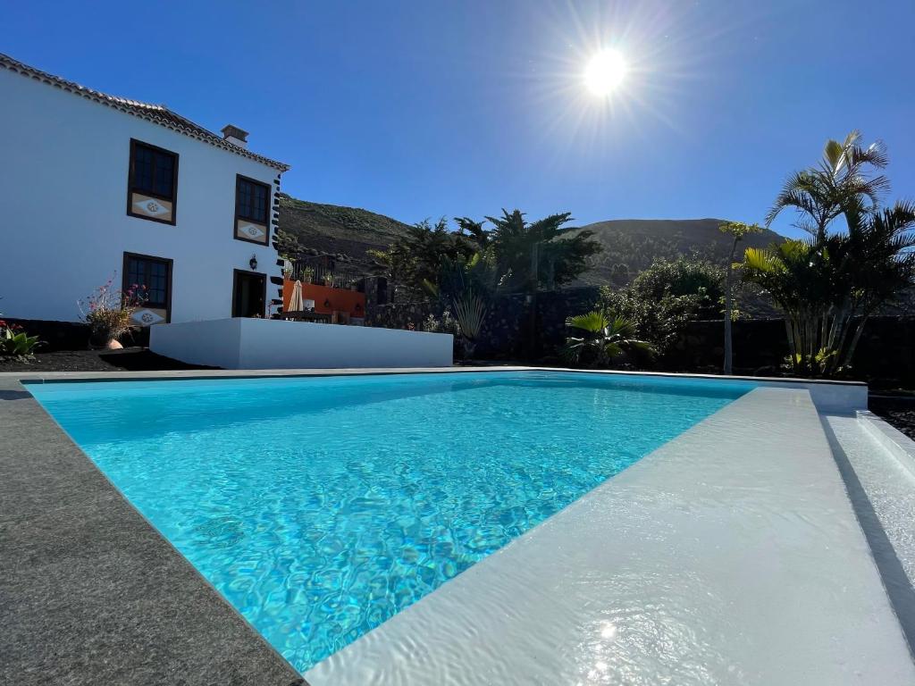 ein Pool vor einem Haus in der Unterkunft Villa La Malvasia in Fuencaliente de la Palma