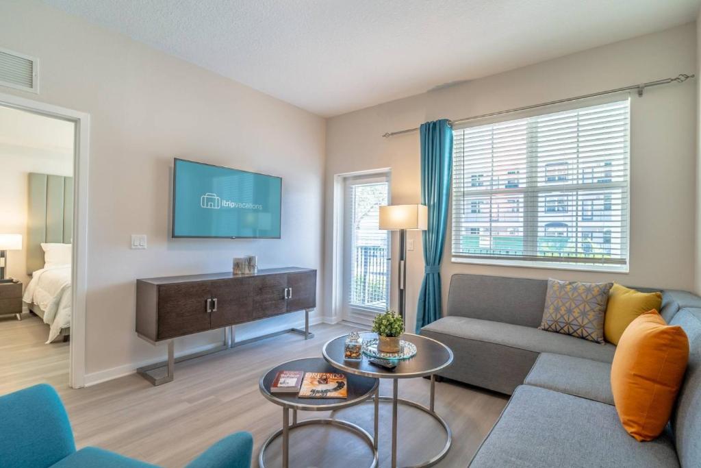 uma sala de estar com um sofá e uma televisão em 4013 Vista Cay em Orlando