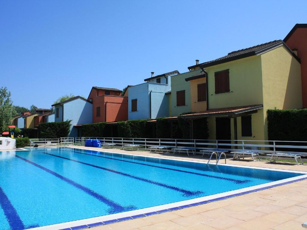 アルバレッラ島にあるWell-kept apartment with AC on Isola di Albarellaの一部の建物の前にスイミングプールがあります。