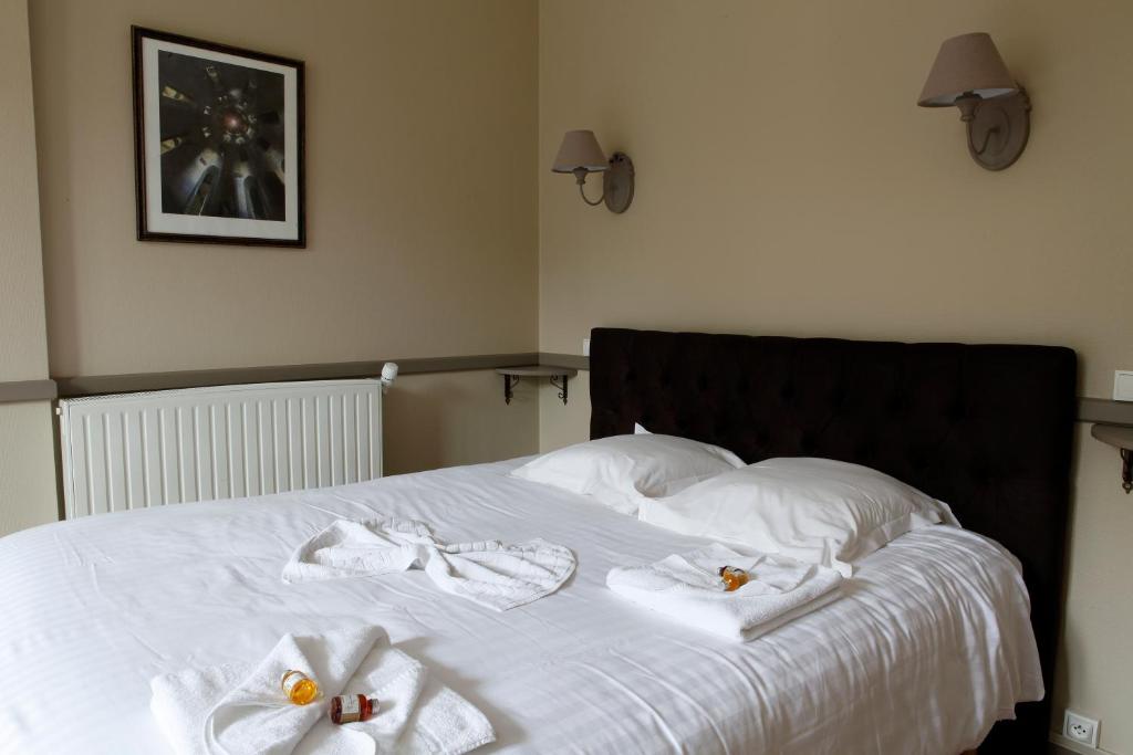 a white bed with towels on top of it at Villa Roma B&B in Amboise