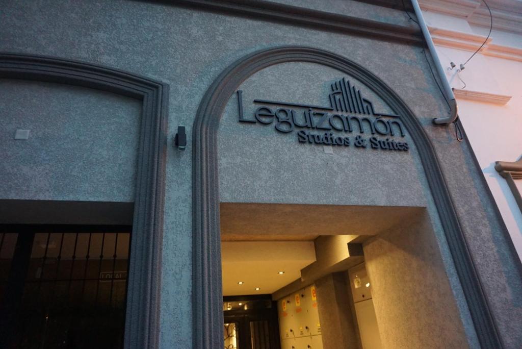 una tienda frente a un edificio con un cartel. en Leguizamon Studios & Suites Premium en Salta