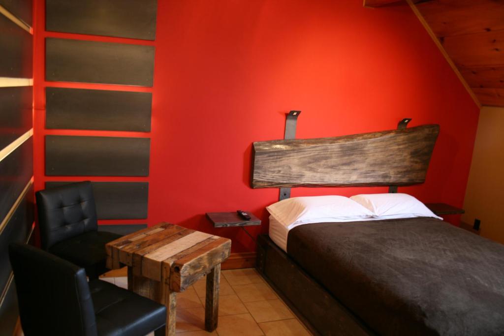 Postel nebo postele na pokoji v ubytování Manoir Ramezay