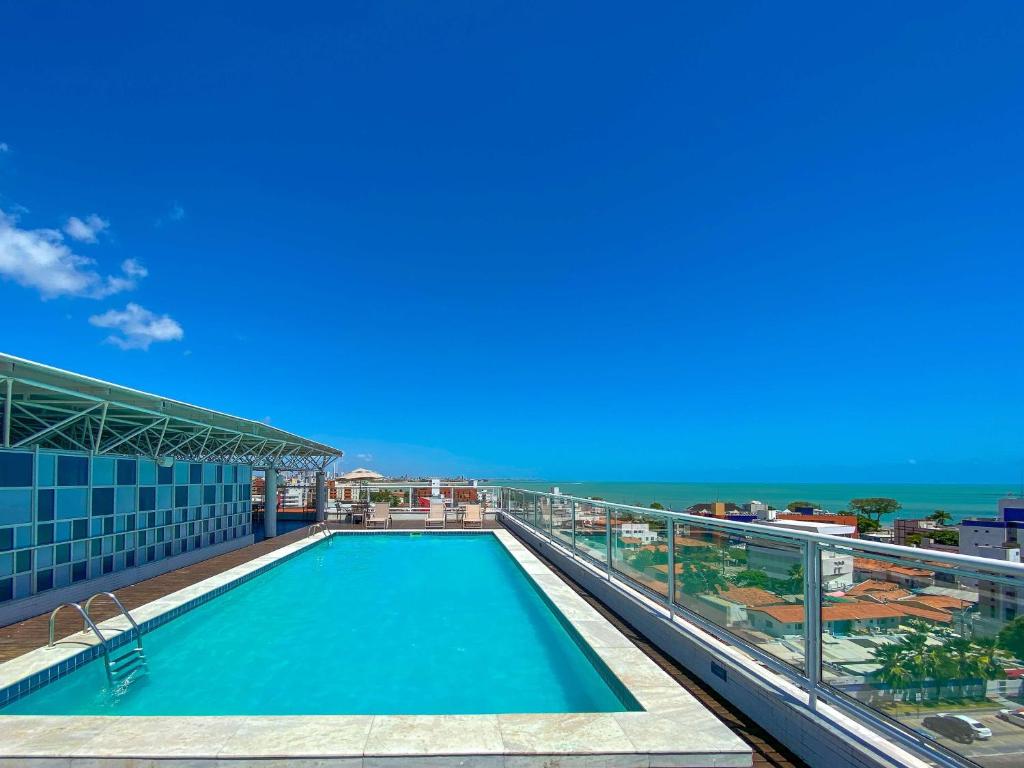 A piscina localizada em Hotel Caiçara João Pessoa ou nos arredores