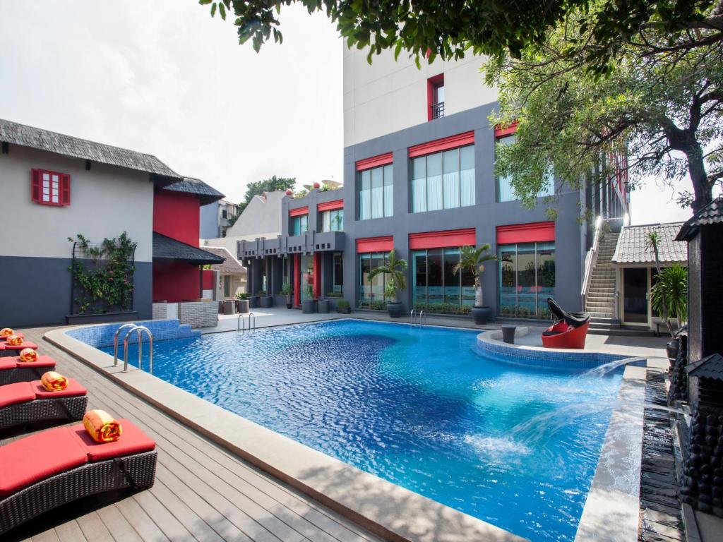 uma piscina em frente a um edifício em Asyana Kemayoran Jakarta em Jakarta
