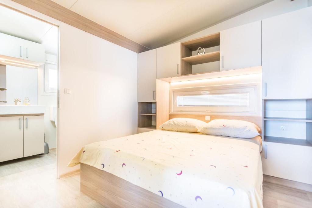 Postel nebo postele na pokoji v ubytování Mobile home Rock Rose 2