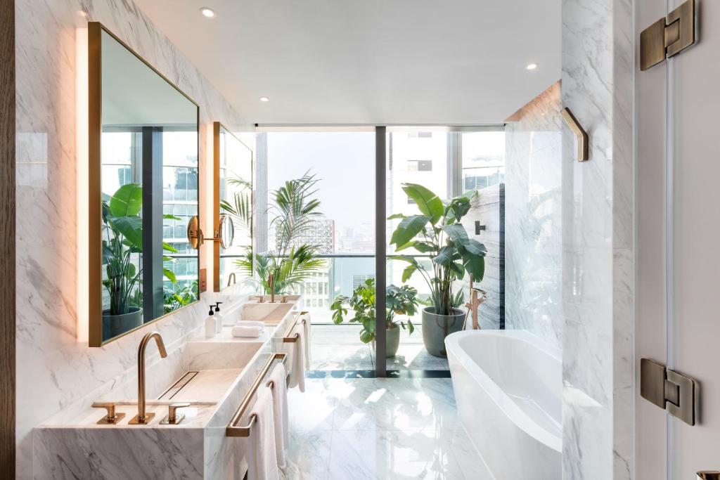 A bathroom at The Hari Hong Kong