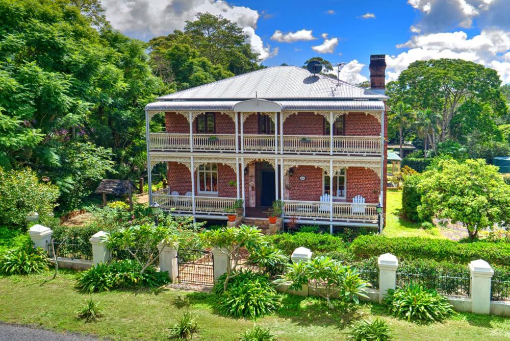 Currawong House Maleny - Georgian Style Manor