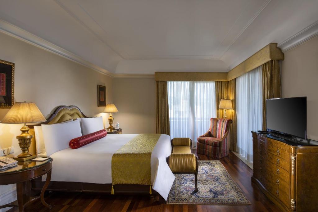 Postel nebo postele na pokoji v ubytování The Leela Palace Bengaluru