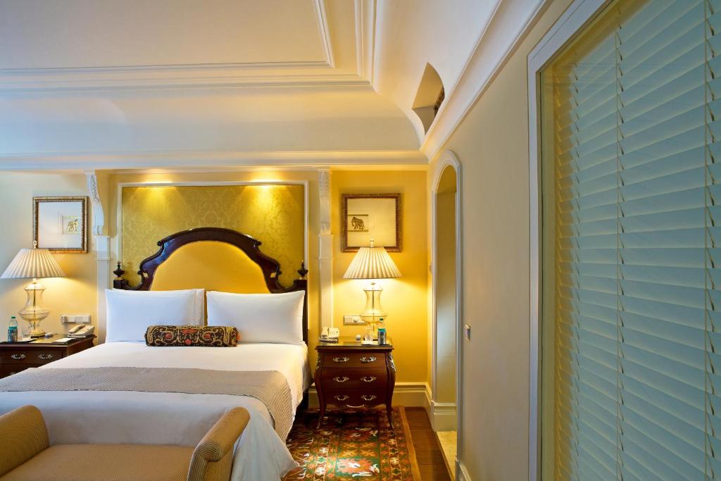 Postel nebo postele na pokoji v ubytování The Leela Palace Bengaluru