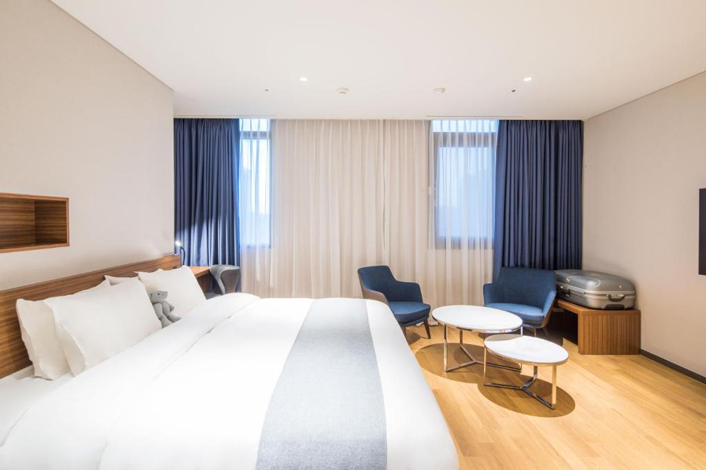 Postel nebo postele na pokoji v ubytování Ibis Ambassador Suwon