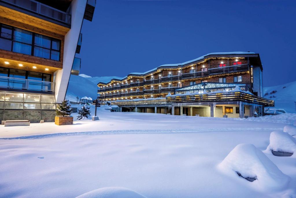 Kış mevsiminde Gudauri Hills Apart Hotel