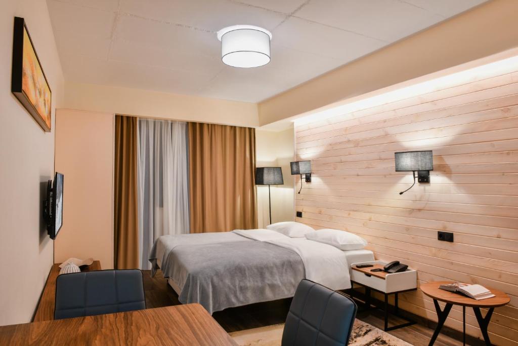 Postel nebo postele na pokoji v ubytování Gudauri Hills Apart Hotel