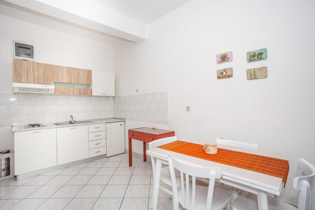 Kuchyň nebo kuchyňský kout v ubytování Apartments Robert