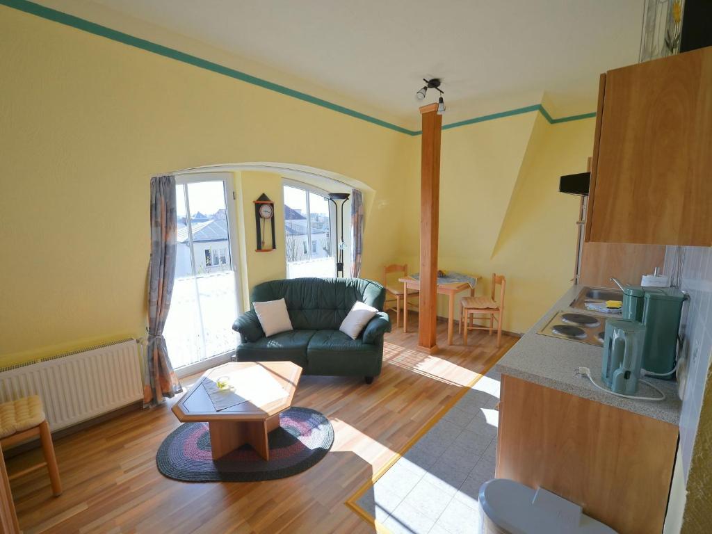 キュールングスボルンにあるBeautiful Apartment in Kuhlungsborn with Sea Viewのリビングルーム(ソファ、テーブル付)