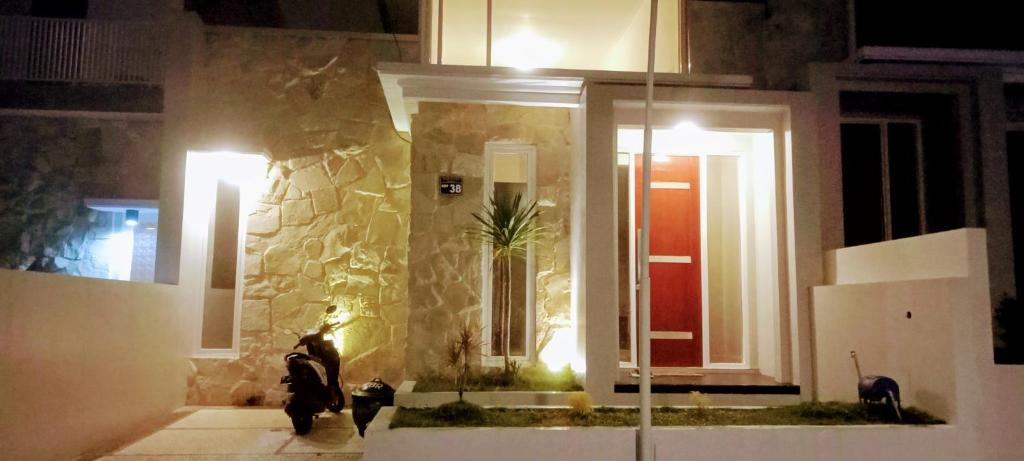 una persona caminando delante de un edificio por la noche en Villa Oth, en Batu