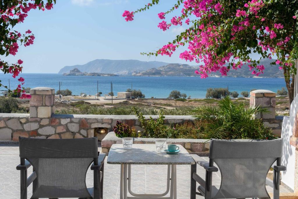 tavolo e sedie con vista sull'oceano di Κalamitsi Rooms & Apartments a Kimolos
