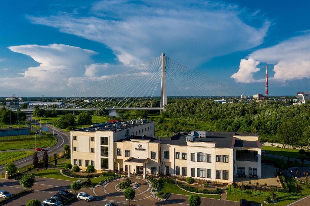 ein großes Gebäude mit einer Brücke im Hintergrund in der Unterkunft Alabaster Rezydencja in Rzeszów