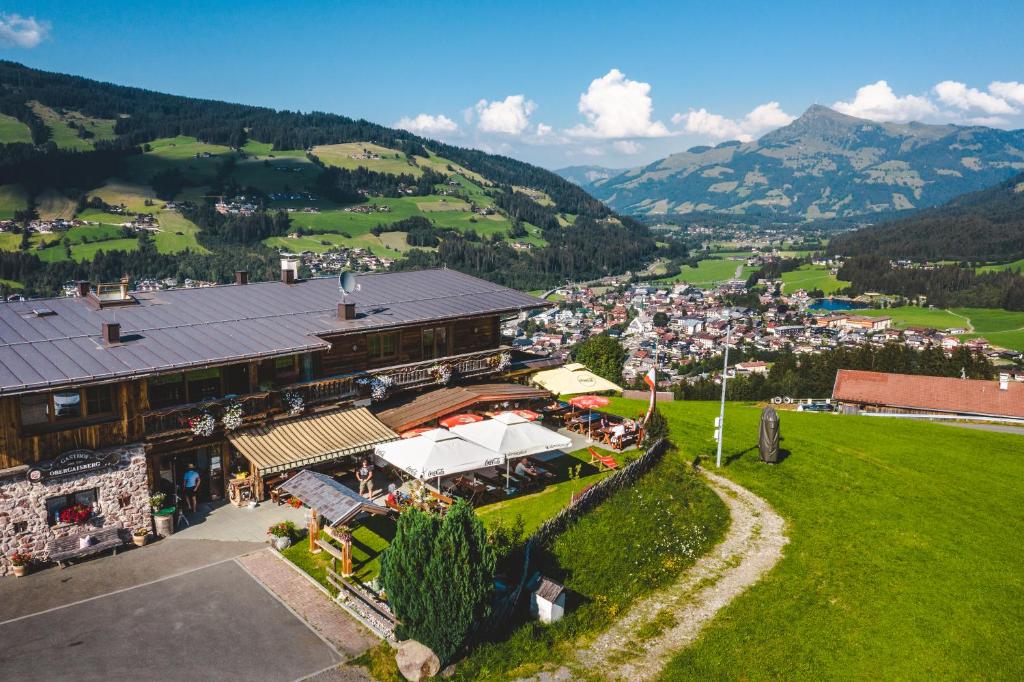 eine Luftansicht einer Stadt mit Bahnhof in der Unterkunft Gasthaus Obergaisberg in Kirchberg in Tirol