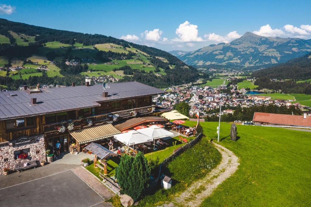 Et luftfoto af Gasthaus Obergaisberg