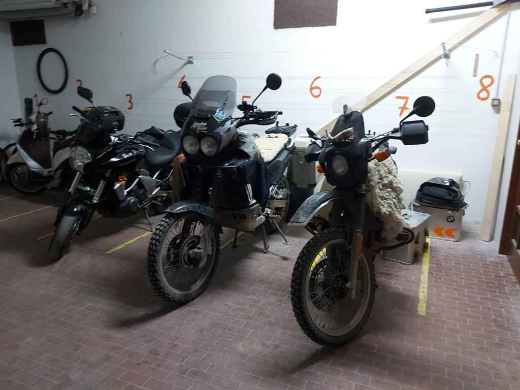 grupa motocykli zaparkowanych w garażu w obiekcie Blu&Blu w mieście Alghero