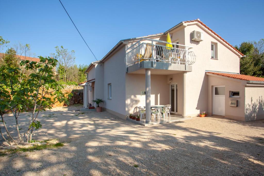 ein Haus mit einem Balkon an der Seite in der Unterkunft Apartments Katarina B in Sveti Vid-Miholjice